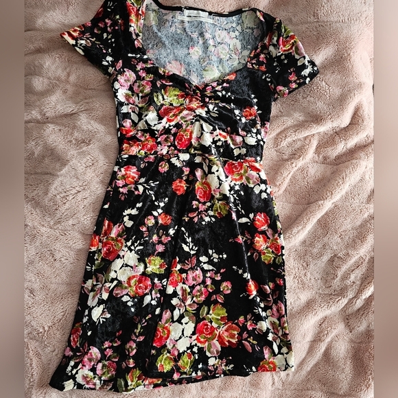 Urban outfitters Size S Black Floral Velvet Dress short sleeve - Picture 3 of 8